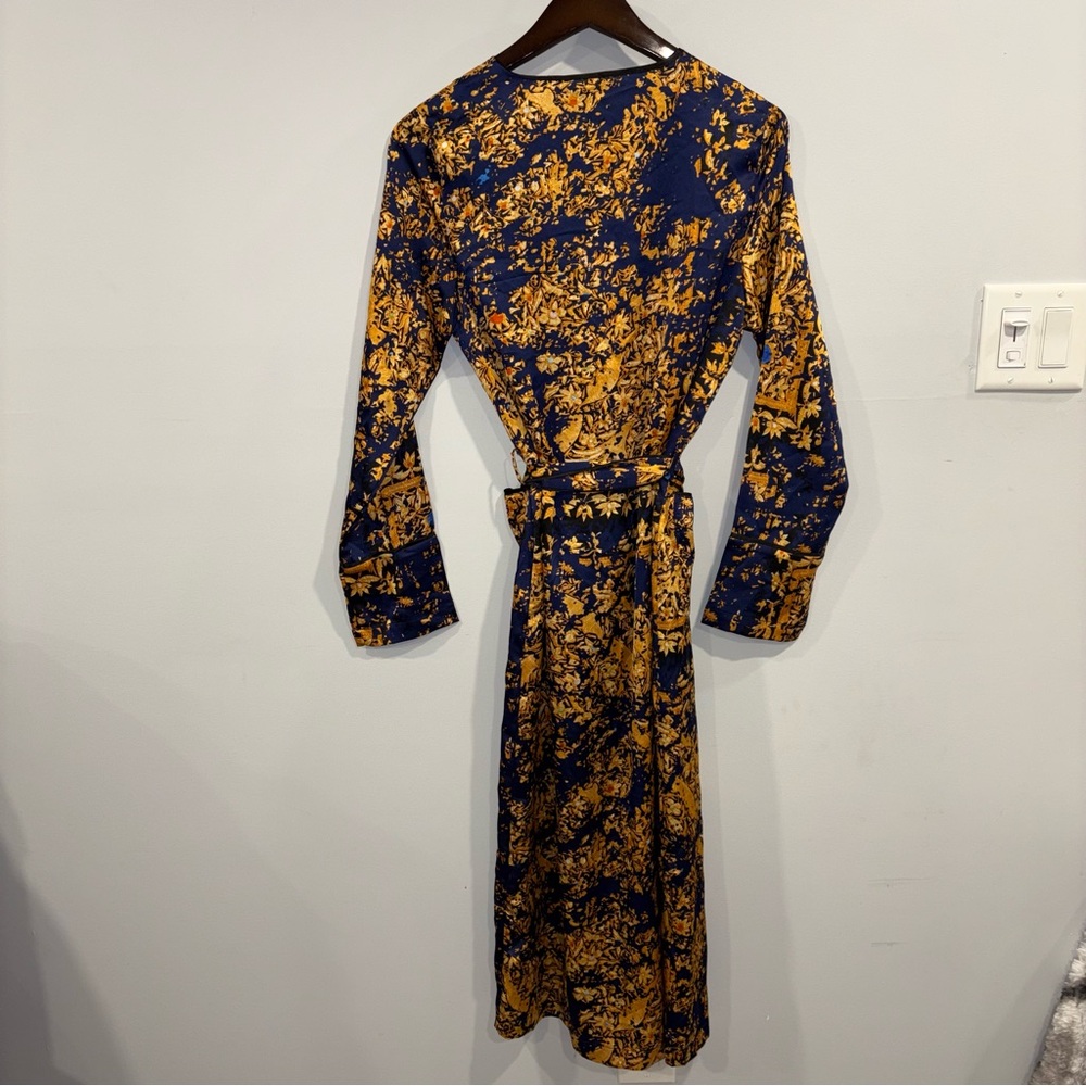 Missguided Blue and Gold Patterned Robe - Picture 2 of 4